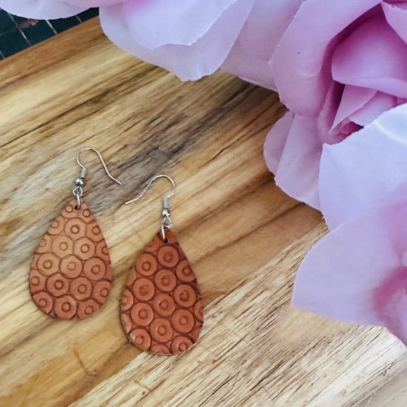 Boho Hand Crafted Style Hand Tooled Teardrop Leather Earrings - Picture 1 of 5